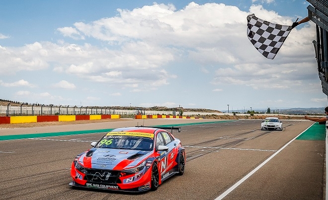 엘란트라 N TCR이 2022 WTCR 4라운드 스페인 대회에서 결승선을 통과하고 있다. 제공=현대차.