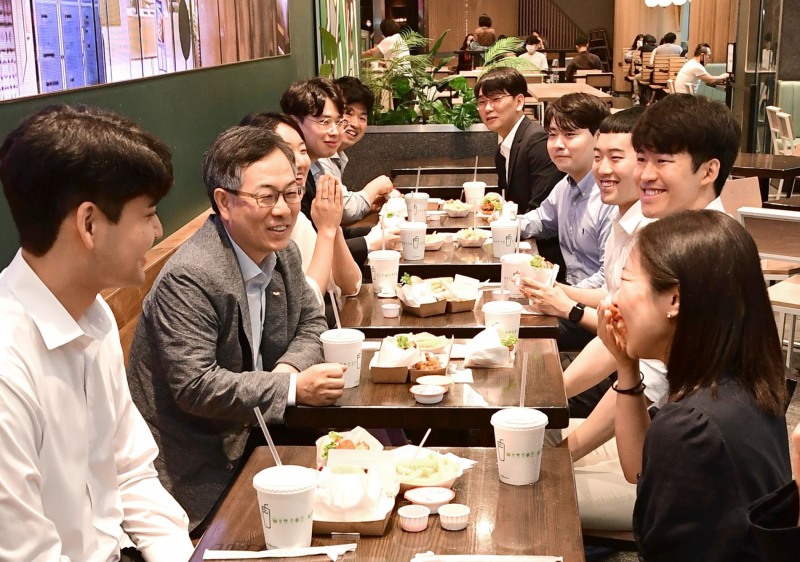 권형택 HUG 사장(왼쪽에서 2번째)이 지난 27일, 부산 서면 일원에서 청년이사들이 햄버거 점심식사를 하며 간담회를 진행 하고 있다./사진제공=주택도시보증공사