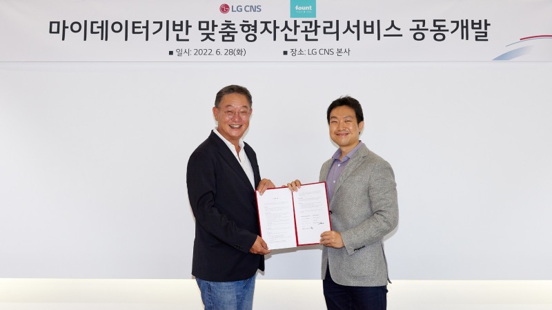현신균 LG CNS 현신균 부사장(왼쪽)과 김영빈 파운트 대표이사(오른쪽)가 협약식에 참석했다./사진=파운트