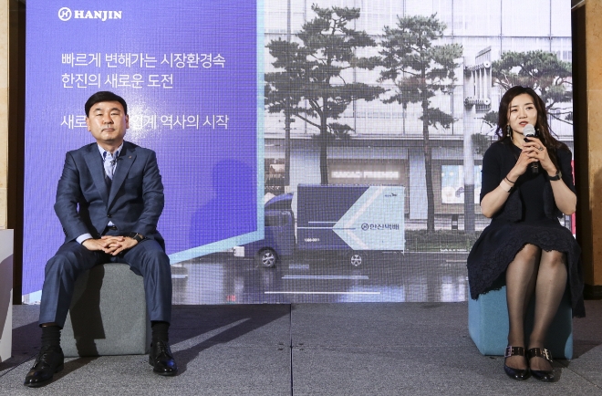 노삼석 ㈜한진 대표이사 사장(사진 왼쪽)과 조현민 ㈜한진 사장(사진 오른쪽)이 비전 2025에 대해서 설명하고 있다. 사진=㈜한진.