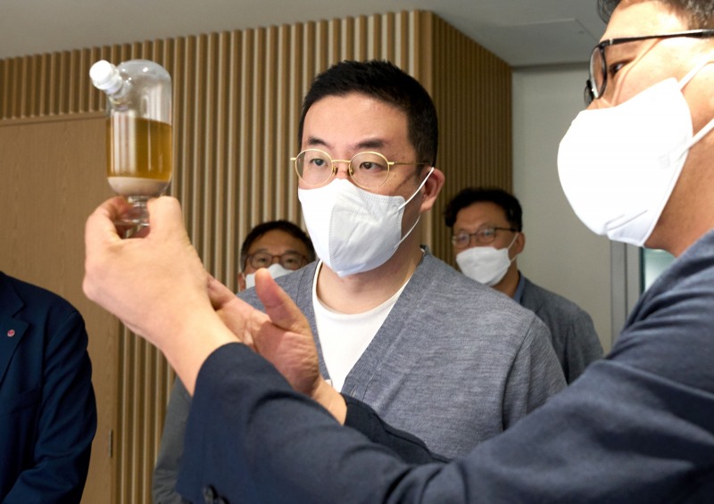 28일 서울 마곡 LG사이언스파크에서 구광모 LG 회장이 친환경 바이오 원료에 대해 설명을 듣고 있다. 사진=LG