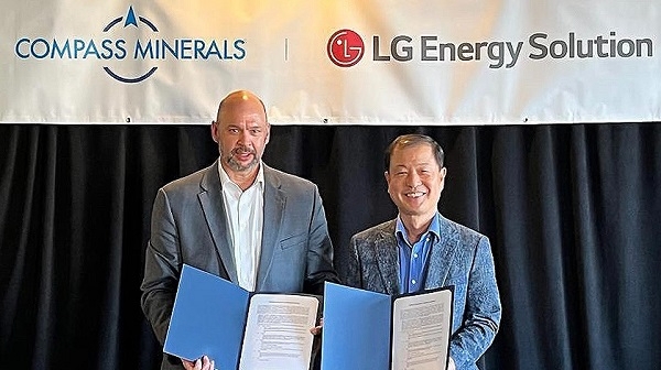 컴파스 미네랄 크리스 얀델 대표(왼쪽)와 LG에너지솔루션 김동수 전무. 제공=LG에너지솔루션.