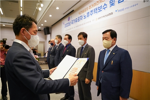 제일건설 윤여웅 대표의 국민포장 수상장면 / 사진제공=대한주택건설협회
