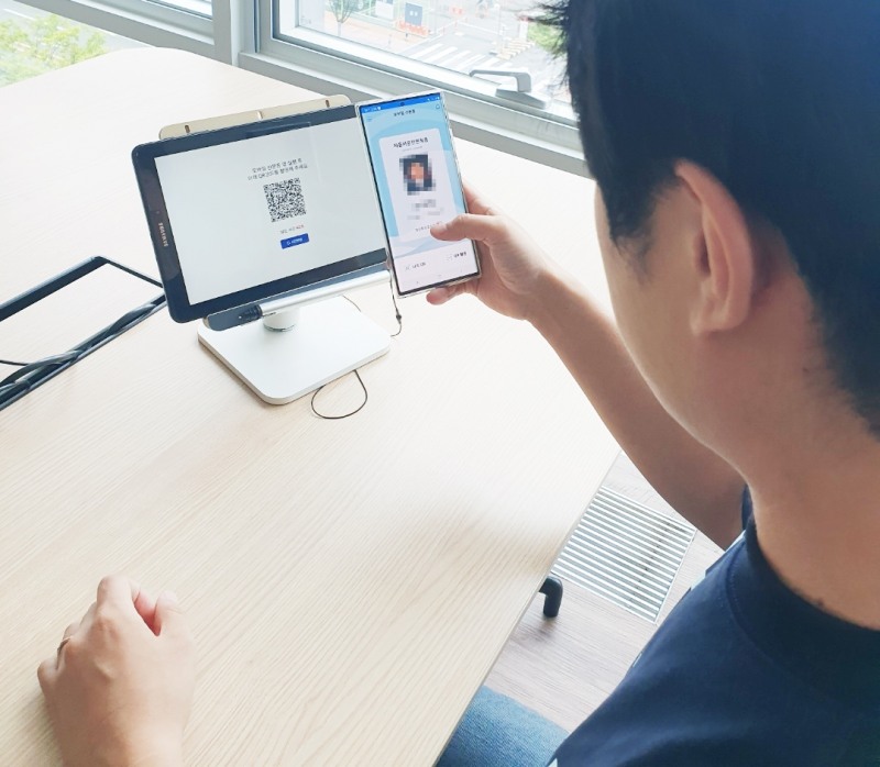 DGB대구은행은 30일부터 모바일 운전면허증을 이용한 모든 은행 업무를 일부 영업점에서 시범 실시한다. / 사진제공=대구은행