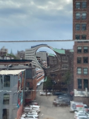 ‘글라스’ 디자인 연구팀이 빛, 투명성, 공기 및 현상학을 활용한 실험으로 유리창에 조리개를 만든 모습.