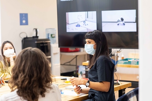 '실험 및 기초 연구' 디자인 연구팀이 로봇 및 AI 개체를 상상하고 만들 수 있도록 수업을 진행하는 모습.