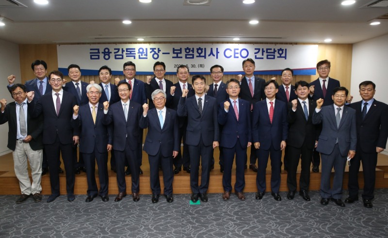 30일 생명보험교육문화센터에서 열린 보험사 CEO-금감원장 간담회 후 보험사 CEO과 이복현 금감원장이 기념촬영을 하고 있다./사진=금융감독원