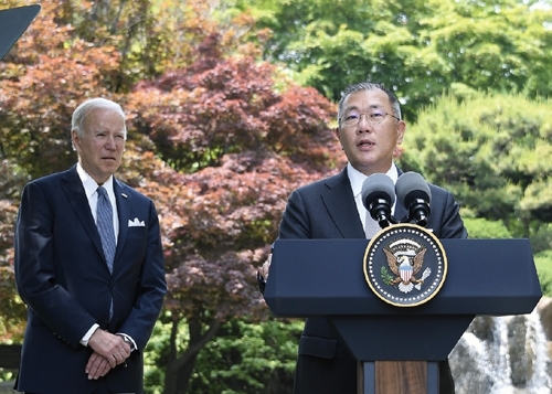 정의선 현대차그룹 회장(오른쪽)이 7월 22일 서울 용산구 그랜드 하얏트 호텔에서 조 바이든 미국 대통령을 만난 뒤 발언하고 있다. 제공=현대차그룹.