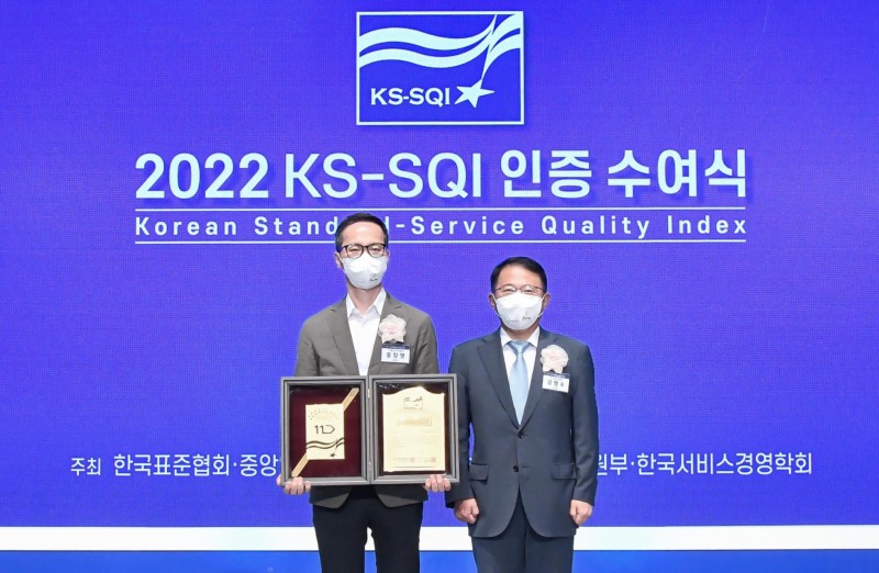 11번가(사장 하형일)가 ‘2022 한국서비스품질지수’(KS-SQI) 이커머스 부문 15년 연속 1위에 선정됐다. 지난 6월 30일 서울 중구 소공동 롯데호텔에서 열린 ‘2022 KS-SQI 인증 수여식’에서 11번가 홍창영 고객중심경영담당(사진 왼쪽)이 한국표준협회 강명수 회장(사진 오른쪽)으로부터 KS-SQI 인증패를 수여받았다./사진제공=11번가