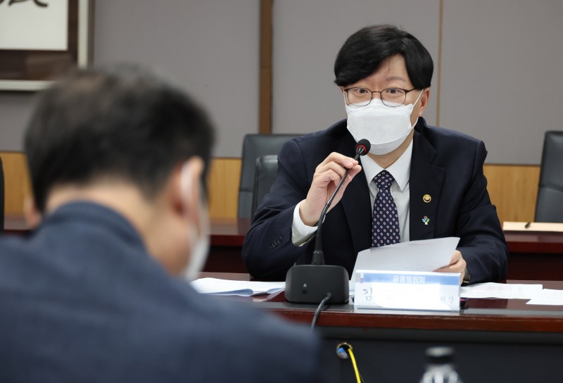 김소영 금융위원회 부위원장이 1일 오후 서울 종로구 정부서울청사에서 금융시장합동점검회의를 열고 신용융자담보비율 유지의무 면제, 자사주 취득 한도 확대 등 증시 변동성 완화조치 시행을 결정했다. / 사진제공= 금융위원회(2022.07.01)