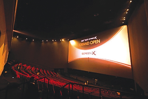 ▲ (왼쪽부터) 새단장한 영등포 CGV, 리뉴얼 전 롯데시네마 수퍼플렉스 모습. 사진제공 = 각 사