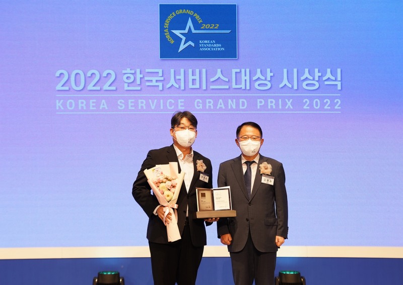 롯데건설 주영수 상무(왼쪽)가 2022 한국서비스대상 시상식에서 수상 후 기념촬영을 하고 있다. / 사진제공=롯데건설