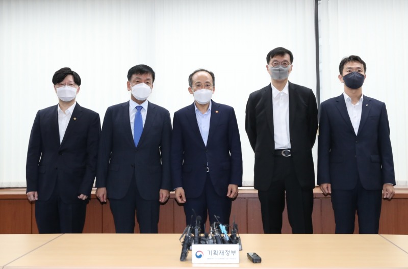 4일 중구 은행회관에서 열린 조찬간담회. (왼쪽부터) 김소영 금융위원회 부위원장, 최상목 경제수석, 추경호 경제부총리 겸 기획재정부 장관, 이창용 한국은행 총재, 이복현 금융감독원장. / 사진제공= 한국은행(2022.07.04)