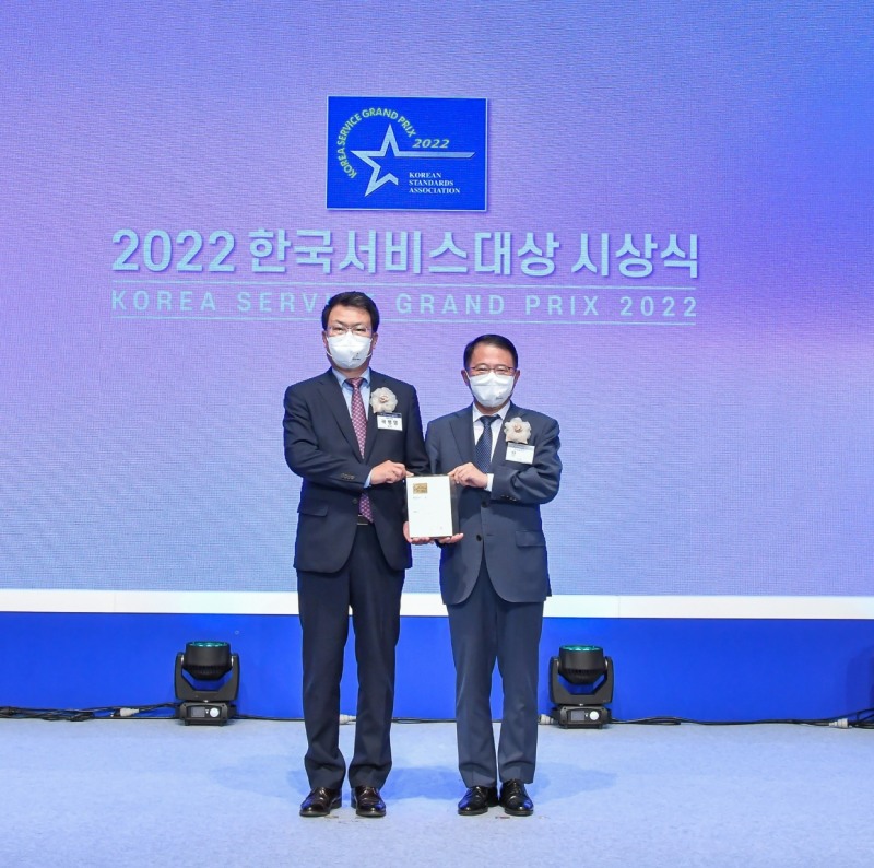 곽병영 대우건설 주택건축사업본부장(왼쪽)이 강명수 한국표준협회 회장으로부터 ‘종합대상’을 수상하고 있다. /사진제공=표준협회