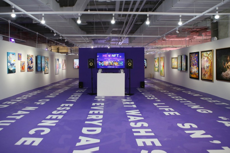AK플라자가 NFT를 활용한 대큐모 아트 마켓 플레이스 '헤이(HEY)! NFT'를 AK&홍대에 열었다./사진제공=AK플라자
