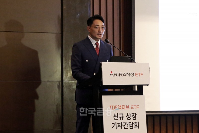 김성훈 한화자산운용(대표이사 사장 손병두) 상장지수펀드(ETF‧Exchange Traded Fund) 사업본부장이 지난달 30일 오전 여의도 콘래드 호텔에서 열린 기자간담회를 통해 ‘한화ARIRANG 생애 주기 펀드(TDF·Target Date Fund)액티브 ETF’를 소개하고 있다./사진=한화자산운용