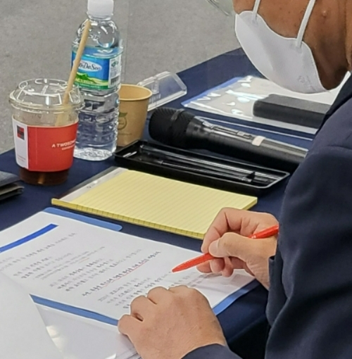 5일 오전 10시 서울 중구 여신금융협회에서 열린 여전사 CEO-이복현 금융감독원장과의 간담회에서 한 여전사 대표가 이 금감원장의 모두발언을 들으며 메모하고 있다. /사진제공=한국금융신문