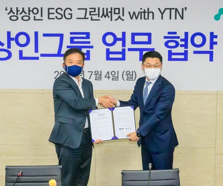 상상인그룹이 전날(4일) 서울 마포구 YTN본사에서 YTN과 조인식을 갖고 업무협약(MOU)를 체결했다. 사진은 유준원 상상인그룹 대표와 우장균 YTN 대표(왼쪽)가 사진촬영을 하고 있다. /사진제공=상상인그룹