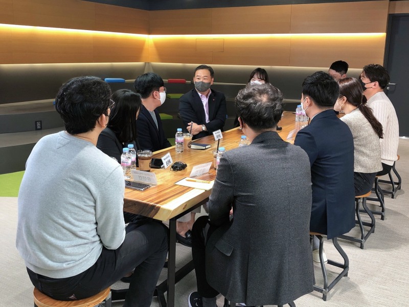 김상현 롯데 유통군HQ 총괄대표 부회장(사진 왼쪽에서 네번째)이 유통군 계열사 직원들과 ‘렛츠 샘물’ 시간을 갖고 있다./ 사진제공 = 롯데쇼핑