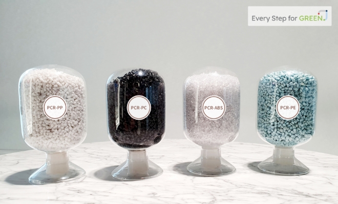 롯데케미칼(부회장 김교현)의 미국 FDA (미국 식품의약국) 인증 재생소재인 PCR 소재가 50% 적용된 PP 소재 (Post-Consumer Recycled Polypropylene, 재생 폴리프로필렌)가 일본 고객사 제품의 소재로 첫 적용돼 다음 달 초부터 출시된다. 사진=롯데케미칼.