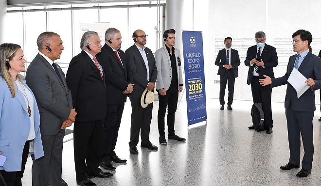 공영운 현대차 사장(오른쪽)이 현대차 브랜드 체험관 ‘현대모터스튜디오 부산’에서 중남미 주요국 정부 고위 인사와 각국 대사들을 대상으로 세계박람회 개최지로서 부산의 경쟁 우위점과 비전을 설명하며 부산세계박람회 유치 지원을 펼치고 있다. 사진=현대차.