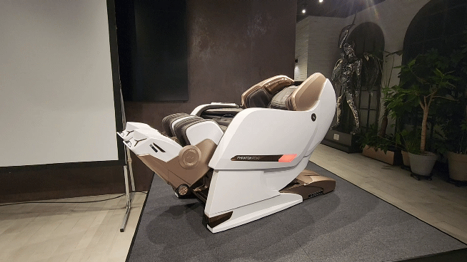 바디프랜드가 두 다리가 움직이는 팬텀로보 안마의자를 출시했다./사진=나선혜기자