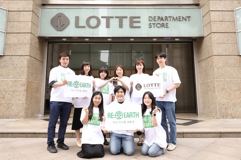 롯데백화점 직원들이 본점에서 REEARTH(리얼스) 브랜드를 홍보하는 모습./ 사진제공 = 롯데쇼핑