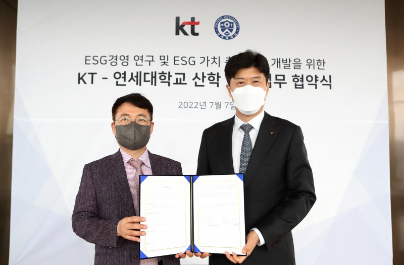 KT가 ESG 가치 측정 모델 개발을 위해 연세대와 업무협약을 맺고 관련 공동 연구를 추진한다. 김무성 KT ESG경영추진실장 상무(오른쪽)와 이호영 연세대 ESG/기업윤리 연구센터장 교수(왼쪽). 사진=KT