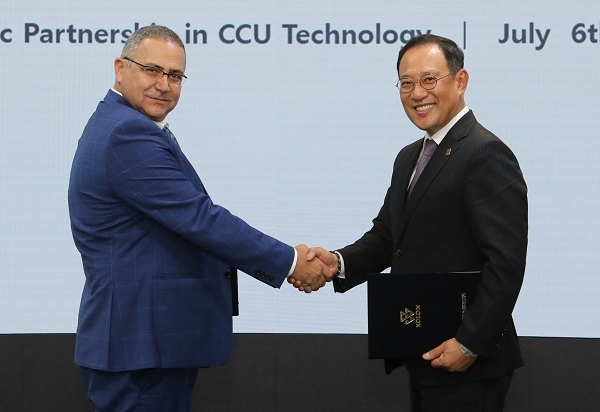 에어로베이션 마랏 마얀 대표(왼쪽)과 코오롱인더스트리 허성 부사장. 사진=코오롱.