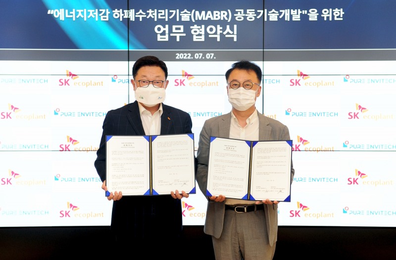 김병권 SK에코플랜트 에코랩센터 대표(왼쪽)과 장재영 ㈜퓨어엔비텍 대표가 협약식에서 기념촬영을 하는 모습 / 사진제공=SK에코플랜트