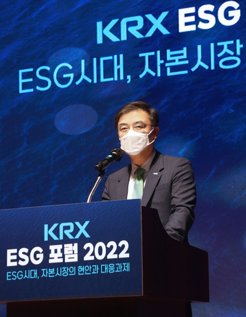 한국거래소는 7일 오후 2시 서울사옥 컨퍼런스홀에서 'KRX ESG 포럼 2022'를 개최했다. 손병두 한국거래소 이사장이 개회사를 하고 있다. / 사진제공= 한국거래소(2022.07.07)