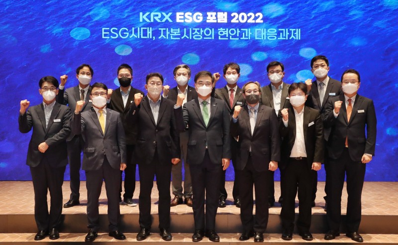 한국거래소는 7일 오후 2시 서울사옥 컨퍼런스홀에서 'KRX ESG 포럼 2022'를 개최했다. 포럼에 참석한 인사들. (앞줄 왼쪽 두번째부터) 임재준 한국거래소 유가증권시장본부장, 안동현 서울대 교수, 손병두 한국거래소 이사장, 신진영 자본시장연구원장 / 사진제공= 한국거래소(2022.07.07)