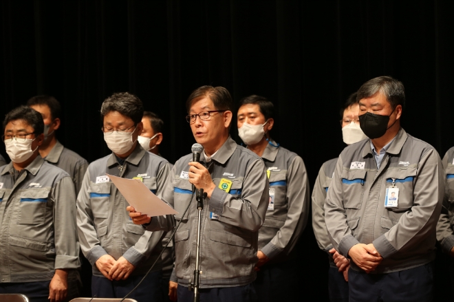 박두선 대우조선해양 사장(사진 왼쪽에서 3번쨰)이 최근 하청지회 파업으로 벌어진 작업장 점거 사태에 대해 철저한 수사를 촉구했다. 사진=대우조선해양.