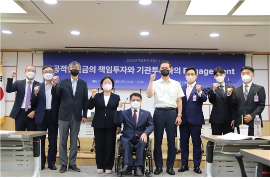 한국상장회사협의회는 이종성 국민의힘 의원실, 한국ESG연구소, 김&장 법률사무소와 8일 여의도 국회의원회관에서 '2022년 책임투자 포럼'을 공동 개최했다. (왼쪽부터) 김지평 김앤장법률사무소 변호사, 한국상장회사협의회 정우용 정책부회장, 박영석 서강대 경영학과 교수, 서정숙 국민의힘 국회의원, 이종성 국민의힘 국회의원, 남재우 자본시장연구원 실장, 조윤남 한국ESG연구소 대표이사, 한국상장회사협의회 조성호 변호사, 안상희 한국ESG연구소 센터장 / 사진제공= 한국상장회사협의회(2022.07.08)