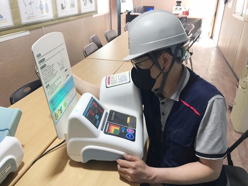 태백 부영아파트 신축공사 현장에서 근로자가 업무 투입 전 건강 체크를 하고 있다. /사진제공=부영그룹