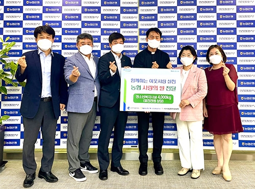 ▲ NH농협은행 인천영업본부 본부장 곽성일(왼쪽에서 세 번째), 청소년복지시설 별바라기 시설장 송원섭(왼쪽에서 네 번째), 인천광역시 여성가족국 국장 박명숙(왼쪽에서 다섯 번째).