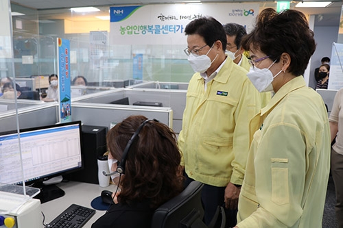 ▲ 이재식 농협중앙회 부회장 가운데.