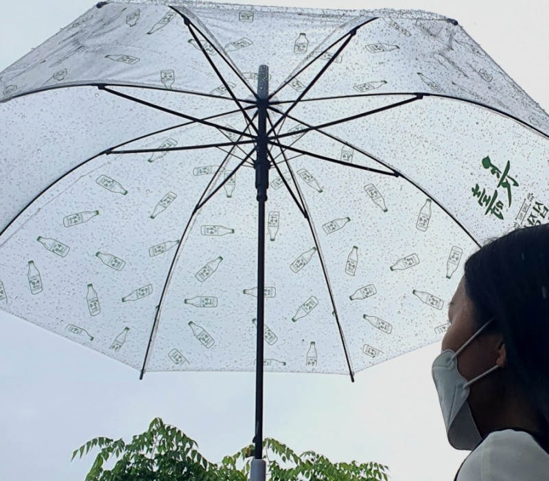 잦은 소나기로 편의점 우산, 양말, 수건 찾는 고객이 늘었다./사진제공=이마트24