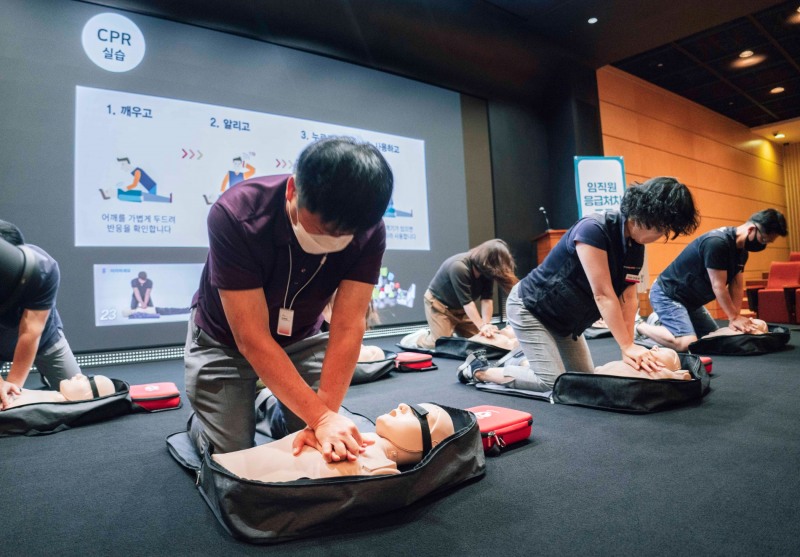 SK-T타워내 수펙스홀에서 강종렬 SKT CSPO(안전보건 최고경영책임자, 앞줄 왼쪽 첫번째)와 전환희 노조위원장(앞줄 왼쪽에서 두번째)을 비롯한 구성원들이 심폐소생술 실습 교육을 받고 있다. 사진=SK텔레콤