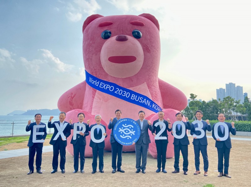 롯데가 시그니엘 부산에 설치된 벨리곰 앞에서 부산시와 함께 2030부산세계박람회 유치를 기원했다. 사진은 (왼쪽에서 5번째) 박형준 부산시장, (왼쪽에서 6번째) 신동빈 롯데 회장./ 사진제공 = 롯데지주