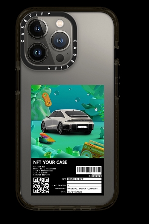 NFT 소유자가 본인만의 케이스를 구매할 수 있는 피지털 (physical+digital) 상품. 각 폰 케이스에는 NFT의 독점 QR코드가 인쇄되어 아트워크의 메타데이터, 아티스트, 리스팅 등의 출처 확인 가능하다. 제공=현대차.