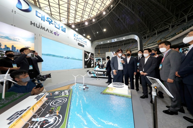 2022 대한민국 드론‧UAM 박람회에서 원희룡 국토교통부 장관이 대우건설 백정완 사장과 함께 대우건설 컨소시엄 부스를 방문해 버티포트 모형을 보며 설명을 듣고 있다. / 사진제공=대우건설