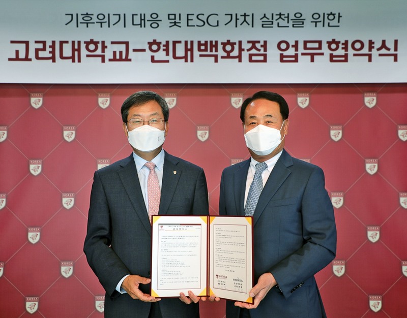 18일 오전 서울 성북구 고려대학교 백주년기념관에서  김형종 현대백화점 사장(사진 오른쪽)과 정진택 고려대학교 총장이 업무협약 체결 후 기념촬영을 하고 있는 모습./ 사진제공 = 현대백화점그룹