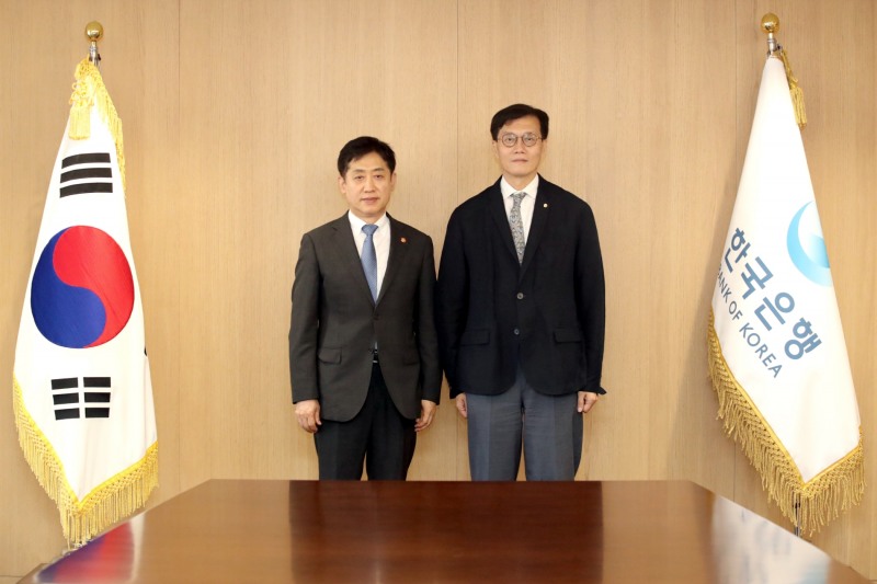이창용 한국은행 총재(오른쪽)와 김주현 금융위원장(왼쪽)이 18일 오후 3시 한은 본관에서 첫 회동했다. / 사진제공= 한국은행(2022.07.18)