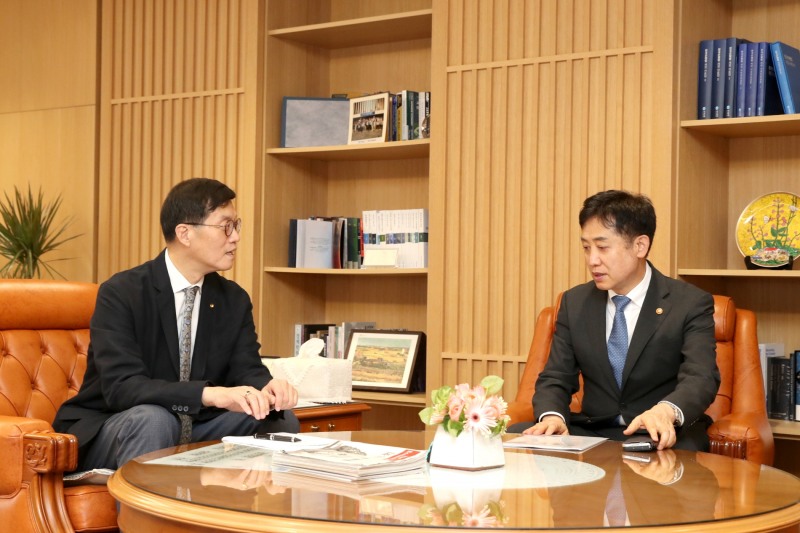 이창용 한국은행 총재(왼쪽)와 김주현 금융위원장(오른쪽)이 18일 오후 3시 한은 본관에서 첫 회동했다. / 사진제공= 한국은행(2022.07.18)