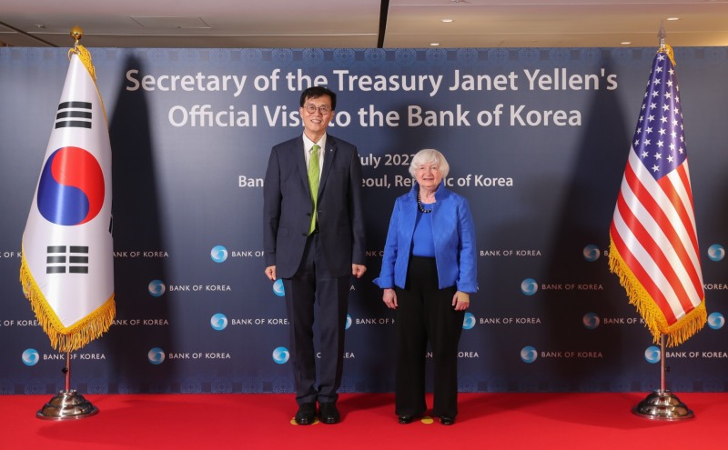 이창용 한국은행 총재가 19일 서울 태평로 한은 본관에 방문한 재닛 옐런 미국 재무장관과 기념 촬영을 하고 있다. / 사진제공= 한국은행(2022.07.19)