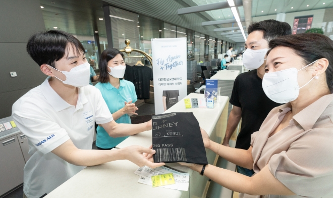 대한항공은 고객과 함께 비상하자는 메시지를 담은 '다시 함께 날아(Fly Again Together)' 캠페인을 기념하기 위해 오늘(20일)부터 대한항공 항공편을 이용해 인천공항 제2터미널에서 출국하는 고객 중 대한항공카드 소지 승객들을 대상으로 특별 제작 티셔츠를 3000벌 선착순으로 증정한다. 사진=대한항공.