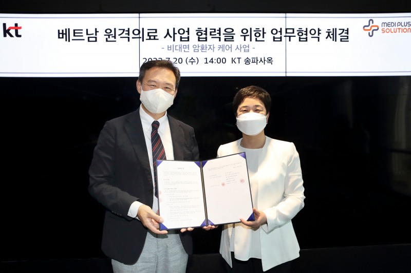KT가 20일 서울 송파구 KT송파사옥에서 헬스케어 서비스 전문 기업 메디플러스솔루션과 베트남 원격의료 사업 추진을 위한 업무협약(MOU)을 맺었다고 밝혔다. (왼쪽부터) 임승혁 KT 디지털&바이오헬스사업단장 상무(왼쪽)와 메디플러스솔루션 배윤정 대표(오른쪽)가 업무협약을 체결했다. 사진=KT