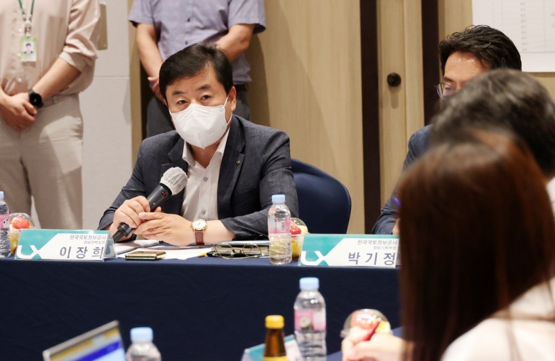 이장희 LX한국국토정보공사 정보전략실장이 20일 진행된 2022년 빅데이터 플랫폼 및 센터 구축사업 착수보고회에서 인사말을 하고 있다. /사진제공=LX공사