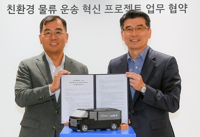 CJ대한통운 강신호 대표이사(왼쪽)과 기아 송호성 사장.